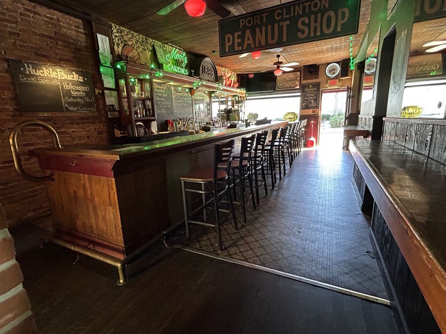 HuckleBuck's Craft Beer and Cocktail Bar
