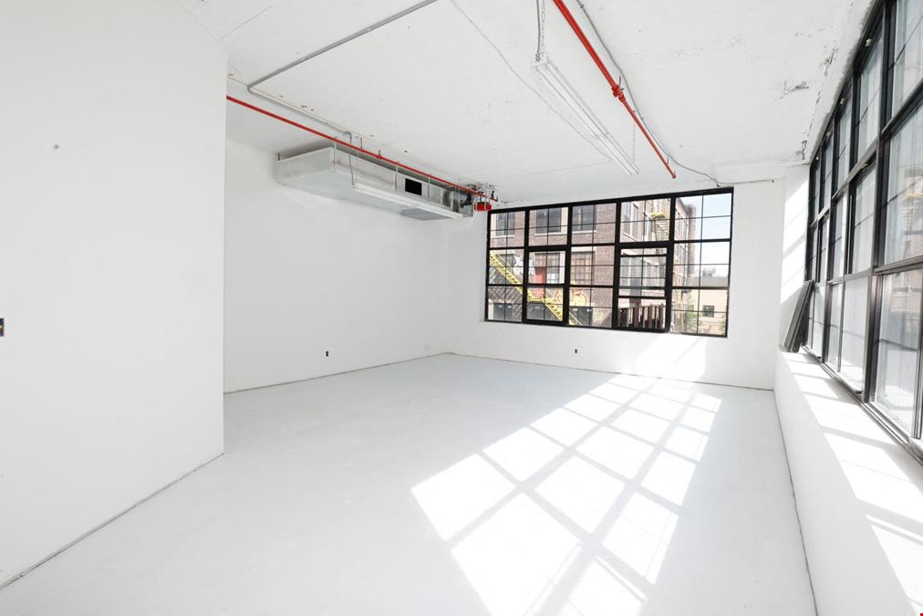 Urban Yard + Footbridge + Queensbridge Studios in Prime Location LIC, Queens