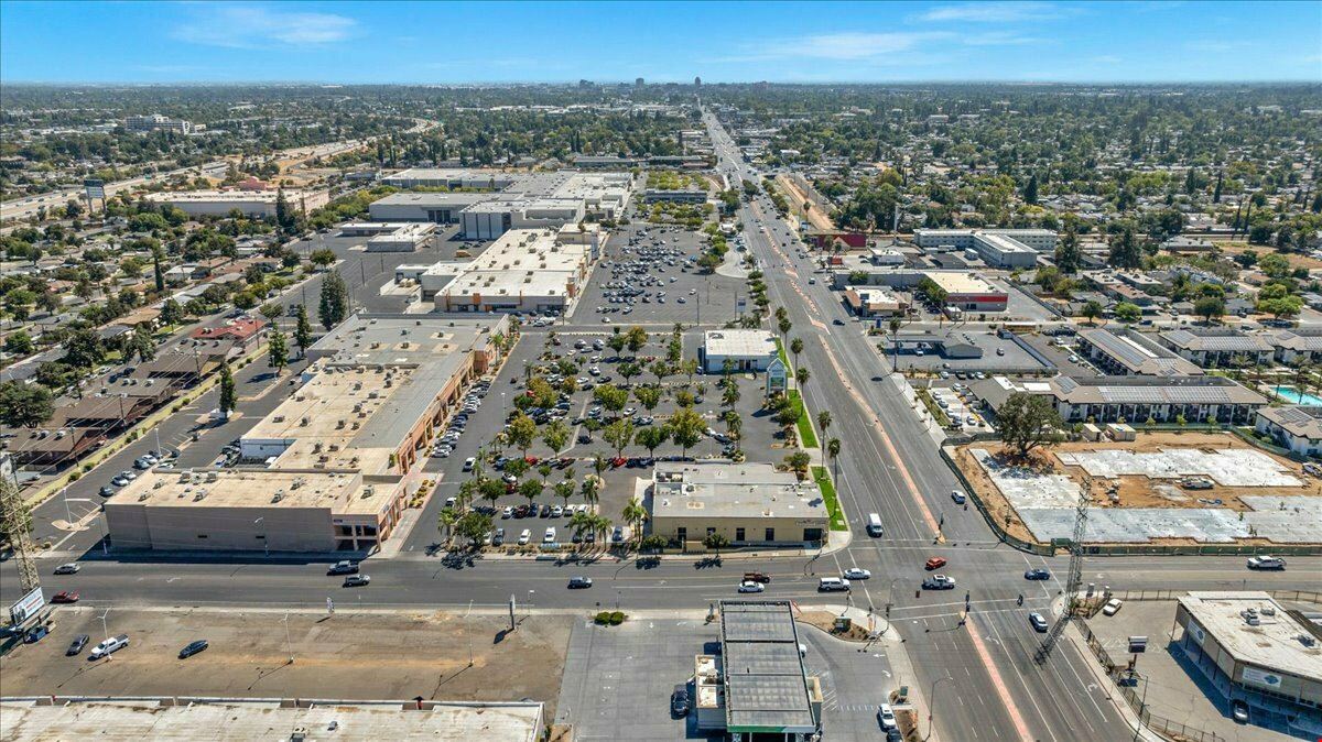 ±2,282 - ±10,683 Shopping Center Spaces in Fresno
