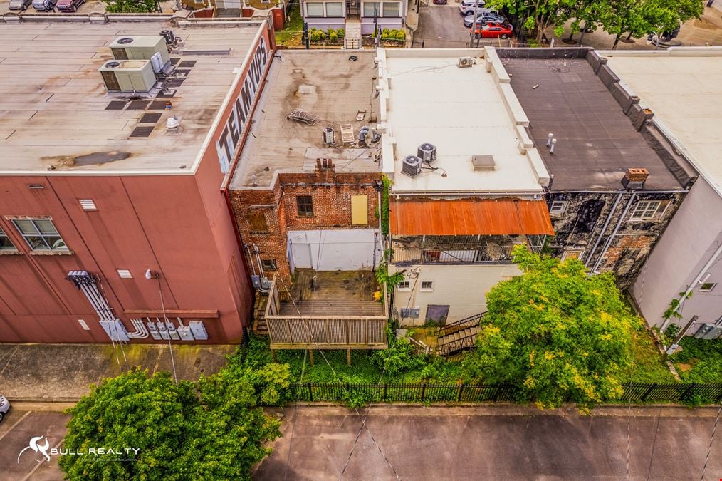 Lounge/Retail Building | ± 2,800 SF