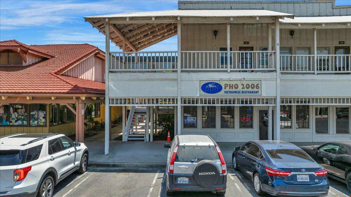 The Barnyard Shopping Center: Prime Retail Shop Space