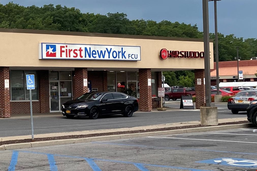Market 32 Anchored Shopping Center