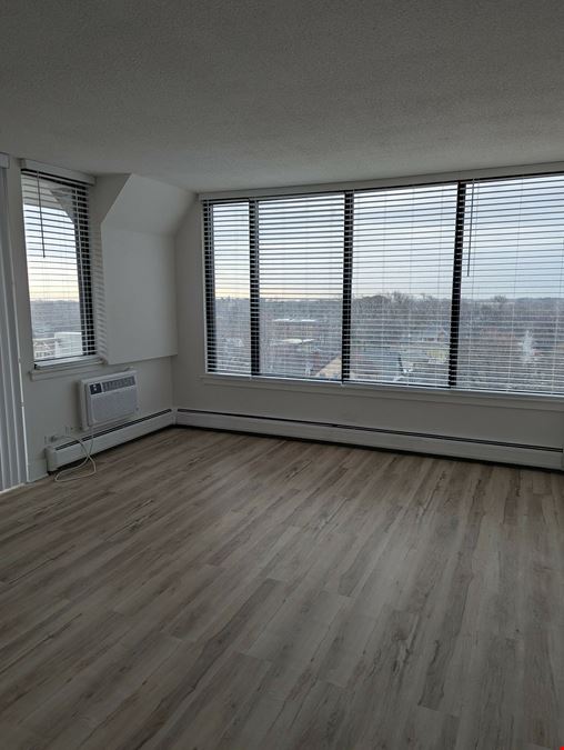 Retail | Office Opportunity at Rhythm & Blues of Oak Park