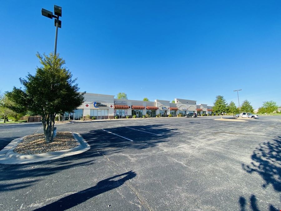 4,200 sf Retail Space For Lease on Republic Rd & West Bypass