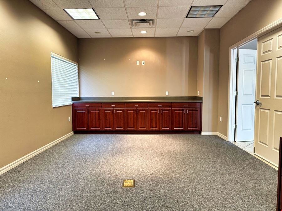 SUPER WELL LOCATED OFFICE SUITE ON UNIVERSITY PKWY.