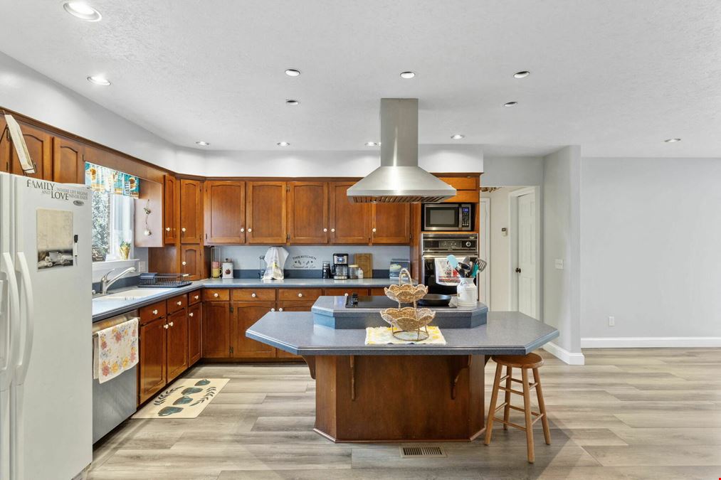 COUNTRY LIVING MEETS BUSINESS OPPORRUNITY ON 5+ ACRES