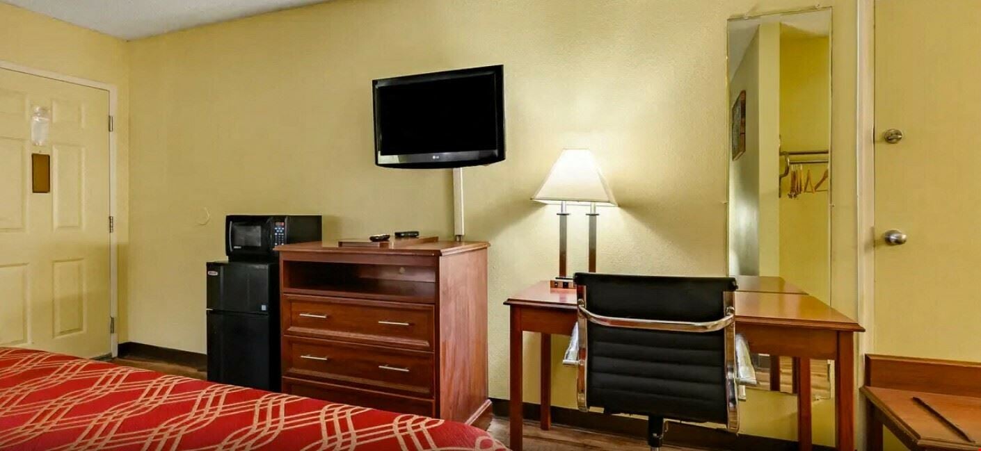Econo Lodge Hotel 50 Rooms in Athens AL