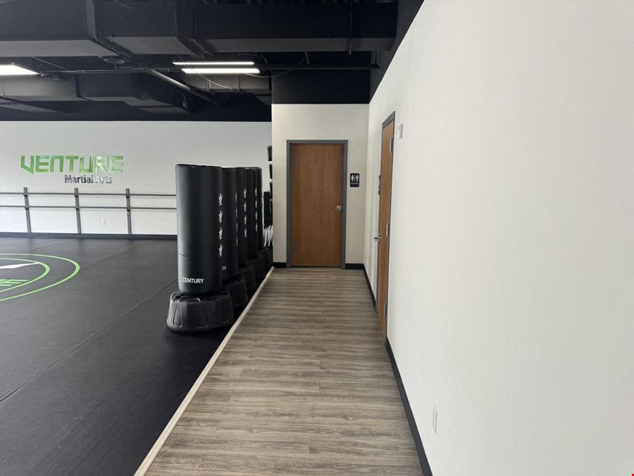 SUBLEASE. Highland Park - Snelling Avenue Retail Center