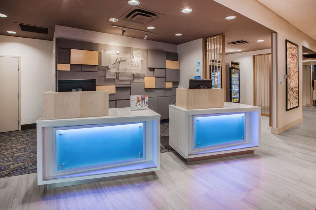 Holiday Inn Express & Suites Dallas Market Ctr - Love Field