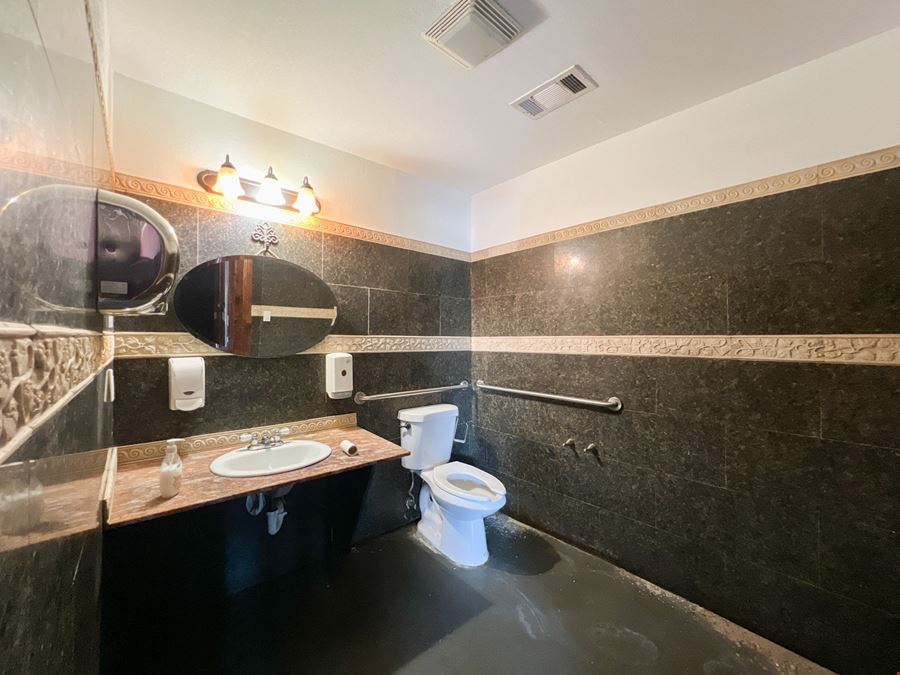 Turnkey Bar in the Heart of the French Quarter - Sale/Lease