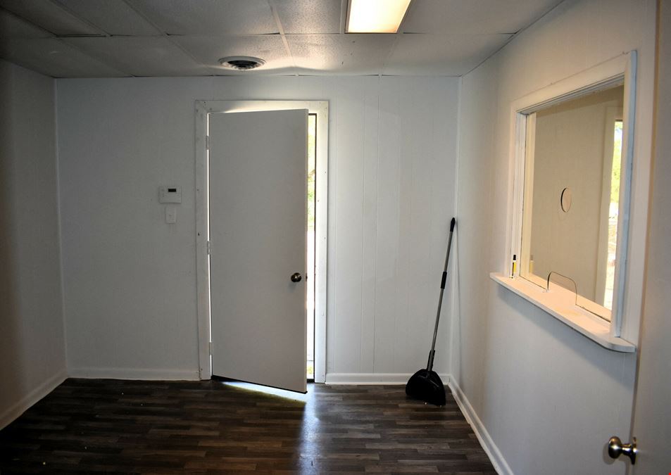 859 Clayton St. - 8,121 SF Warehouse & 1,800 SF Office 1/2 mile to Exit 172, I-65