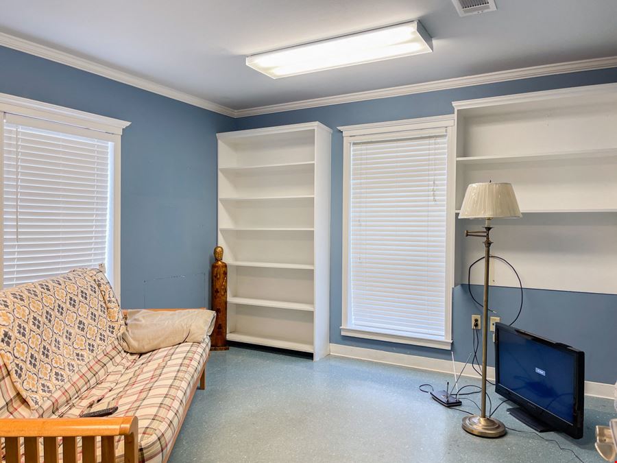 ±2,400 SF Office Warehouse with Gated Yard Near Airline Hwy