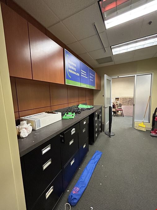 Excess Retail/Office Space in Strack & Van Til