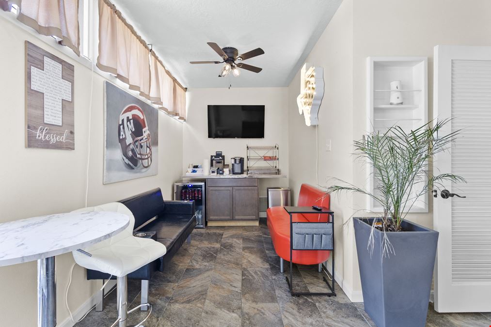 Versatile Mid-Century Office with Suites & Courtyard – Near Midtown & Texas A&M