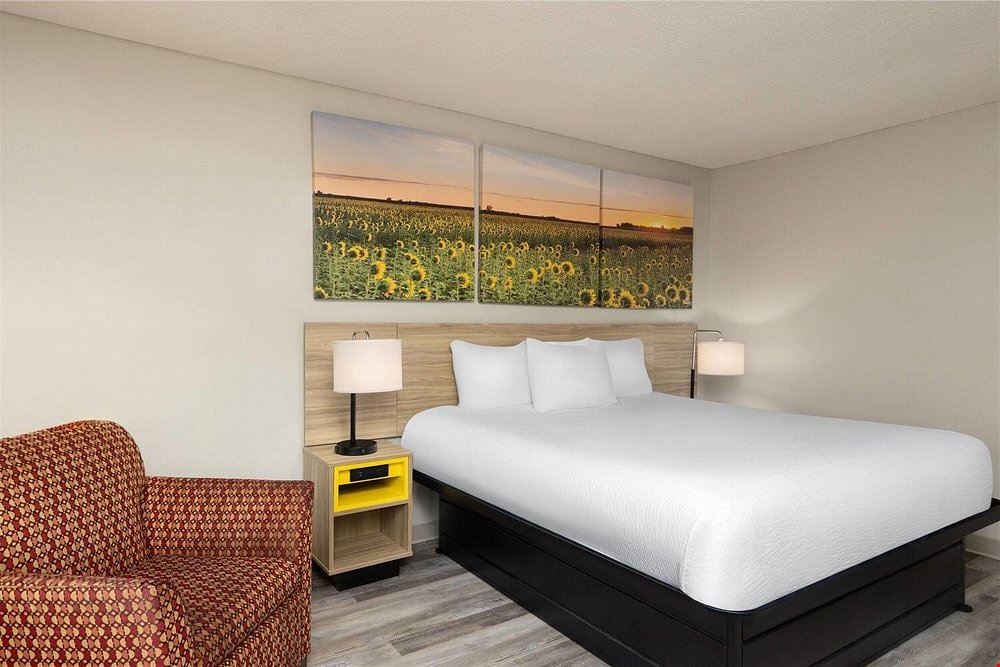 Days Inn & Suites Kansas City South