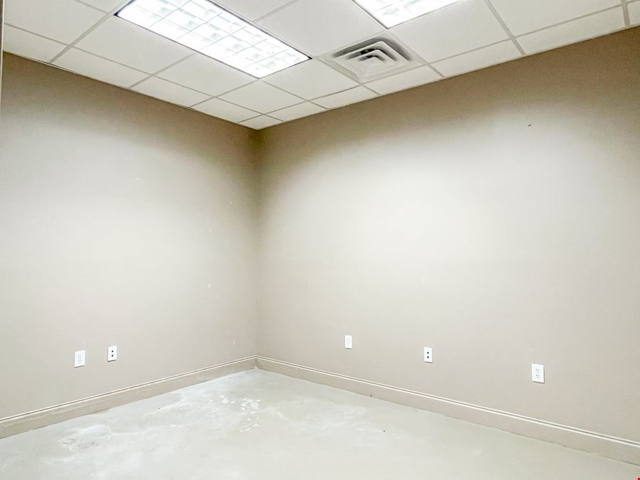 Spacious Office-Warehouse Suites ±0.4 Mile from I-12