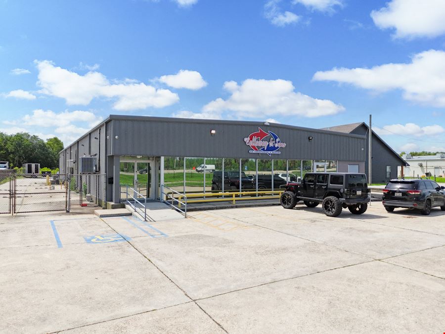 Retail Showroom / Warehouse with I-10 Visibility