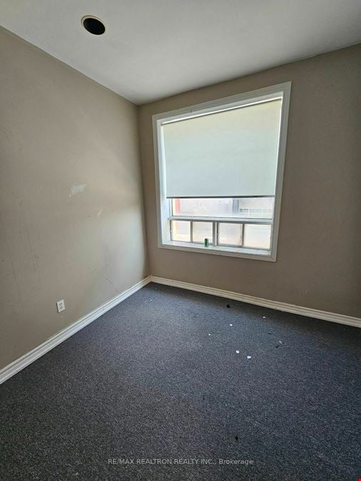 70 Simcoe St N