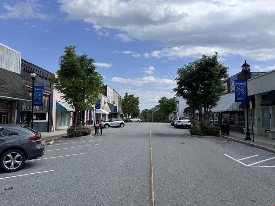 Great Restaurant/Retail Space in Downtown Liberty!