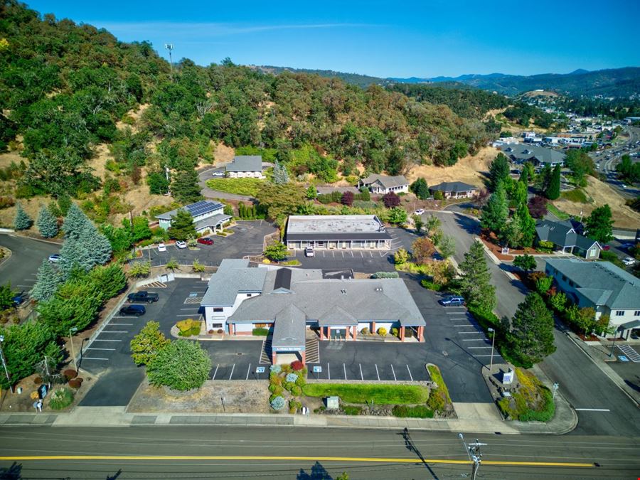 Professional or Medical Office Space in prime Roseburg location!