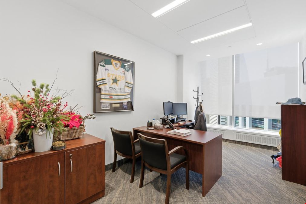20 Queen St W