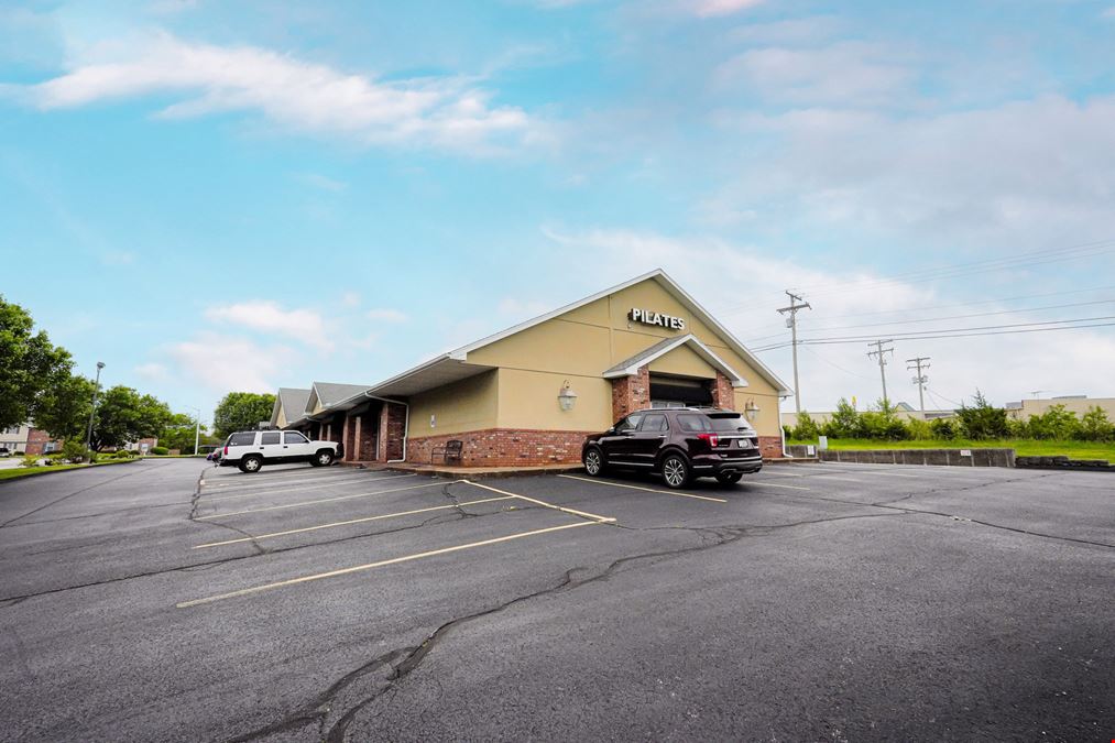 1,100 SF Retail / Office Spaces For Lease in Ozark