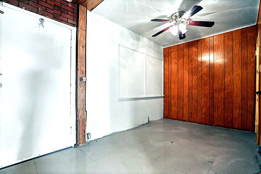 1108 E 84th Place