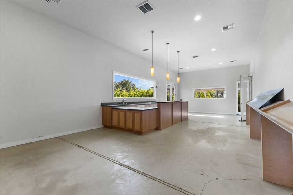 Knoll-Top Vineyard Estate with Tasting Room