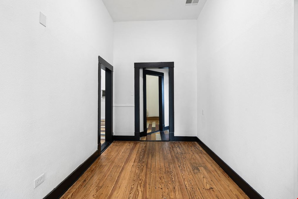 Charming Commercial Space in High-Traffic Location – Ideal for Café, Retail, Boutique, or Showroom Use