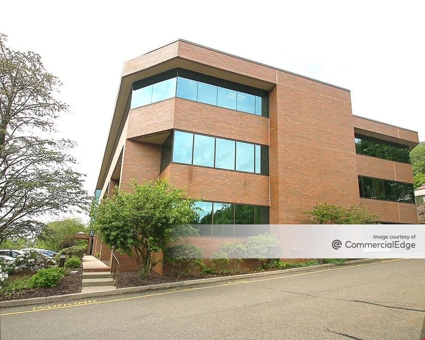 999 Oronoque Lane