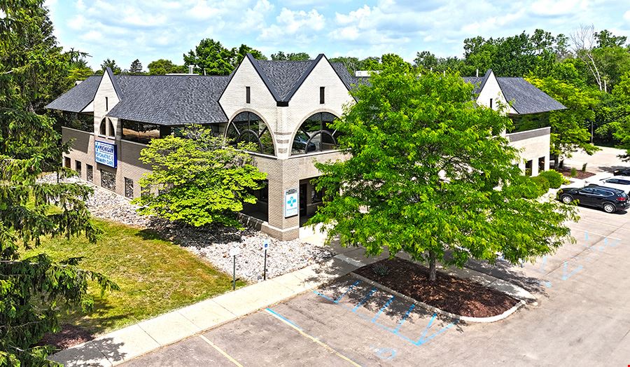 702 W Lake Lansing Rd