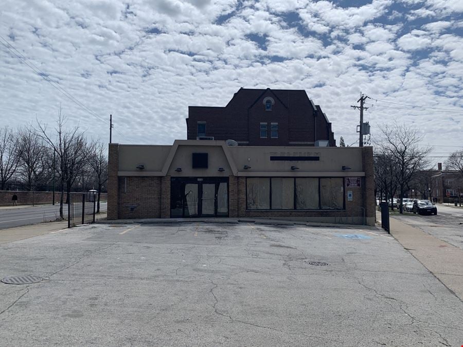 FREESTANDING COMMERCIAL BUILDING WITH PARKING LOT FOR LEASE