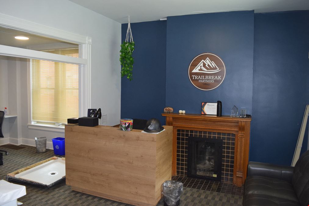 Flexible leasing options: full building (up to ±4,144 SF)