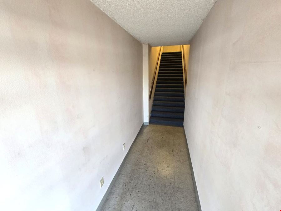 Unique 2nd floor 1400 +/- SQFT office space
