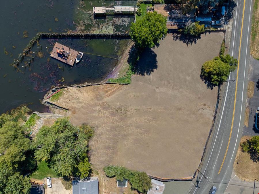 Lakeport: Lake Front Property