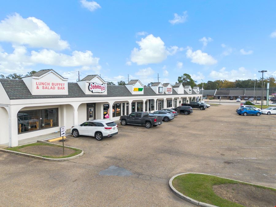 Staring Hill Shopping Center: 1,080 SF Endcap Suite along Highland Road