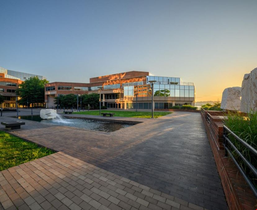 11 Canal Center Plaza