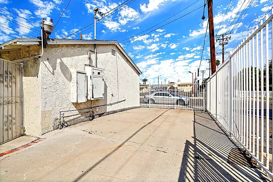 1108 E 84th Place