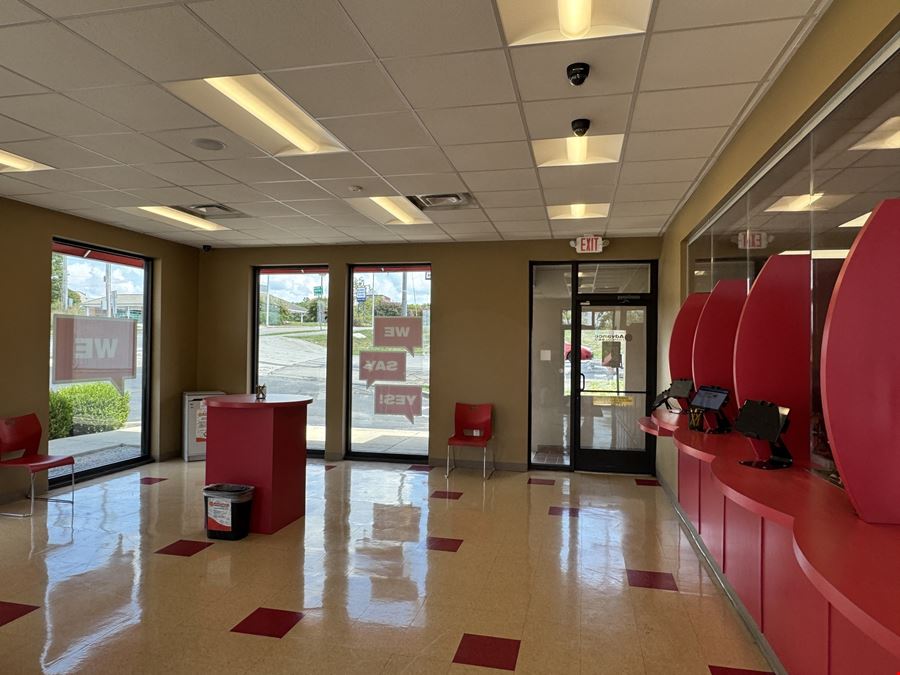 348 S Calderwood St w/ drive-thru