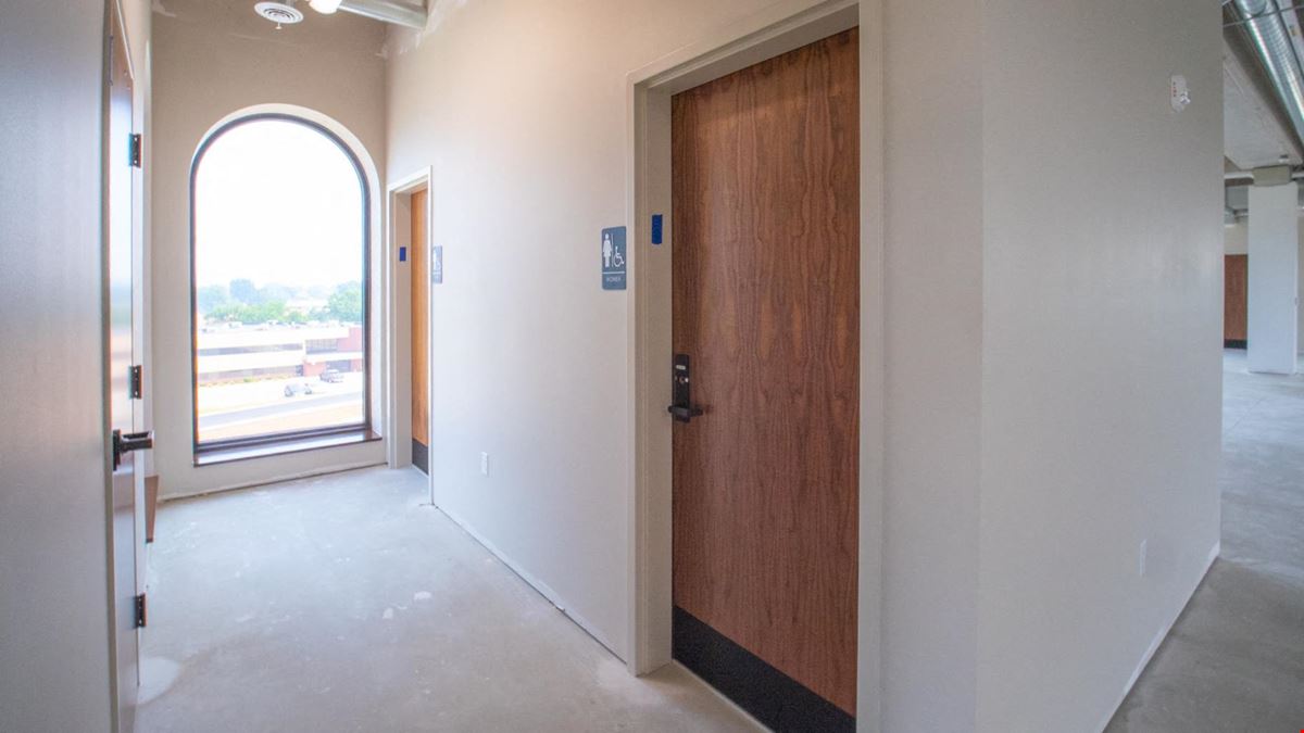 Professional Space Anchored by Established Bank