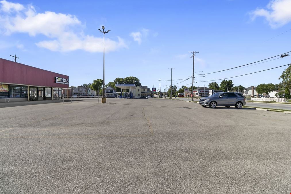 17,060 SF Former Grocery Store