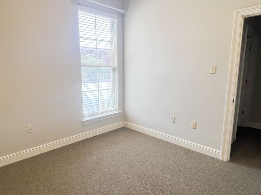 Welcoming Office Suite for Lease just ±0.29 Miles from I-12