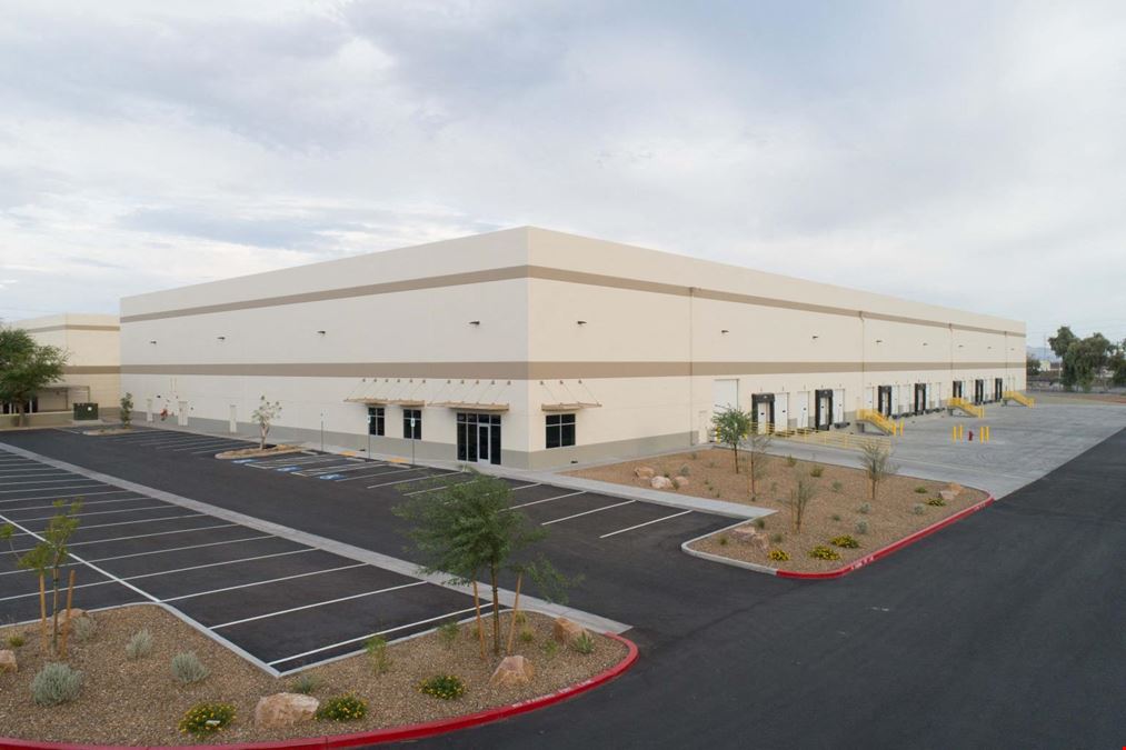 225,937 SF building w/ fenced yard area