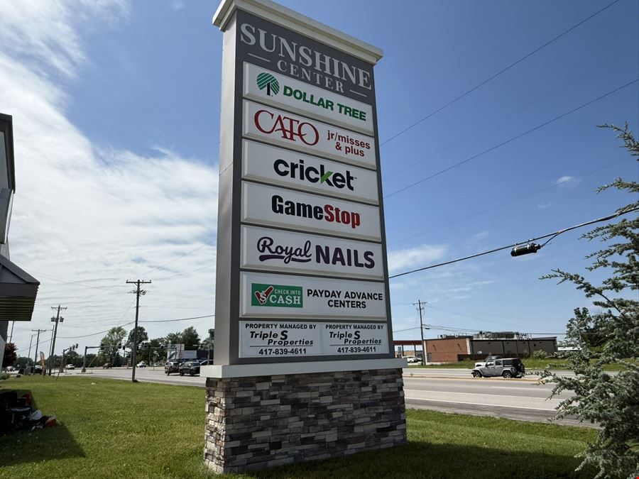 RETAIL CENTER | SHADOW-ANCHORED BY WALMART