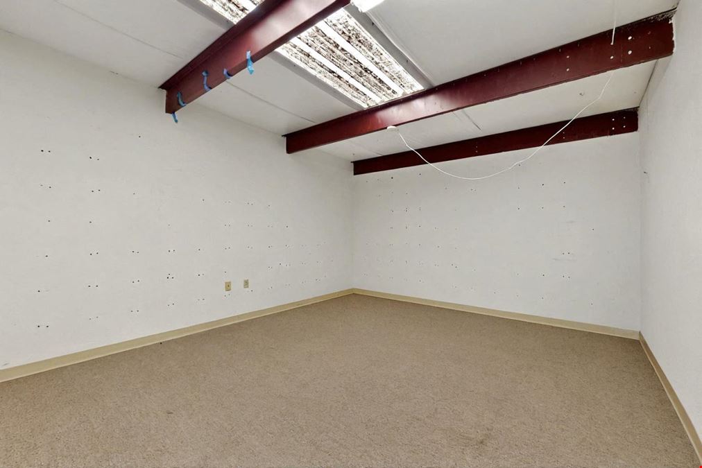 Paseo Area Office/Warehouse – Gated Yard + 3-Phase Power + Drive In Door
