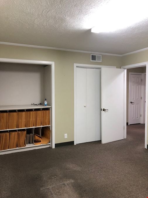 1,980 SF Building For Retail/Office Use
