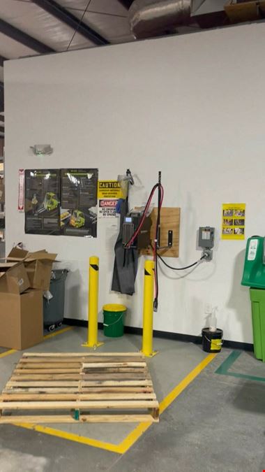 ±8,280 SF Warehouse Building with Showroom | Lease