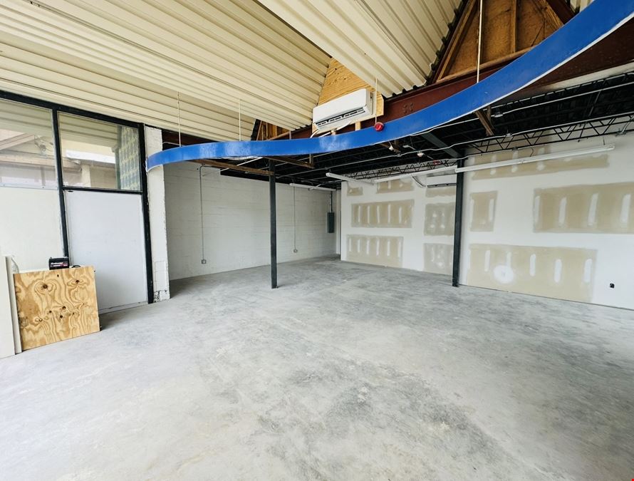 890 SF Office/Retail Space for Gross Lease on Brainerd Rd