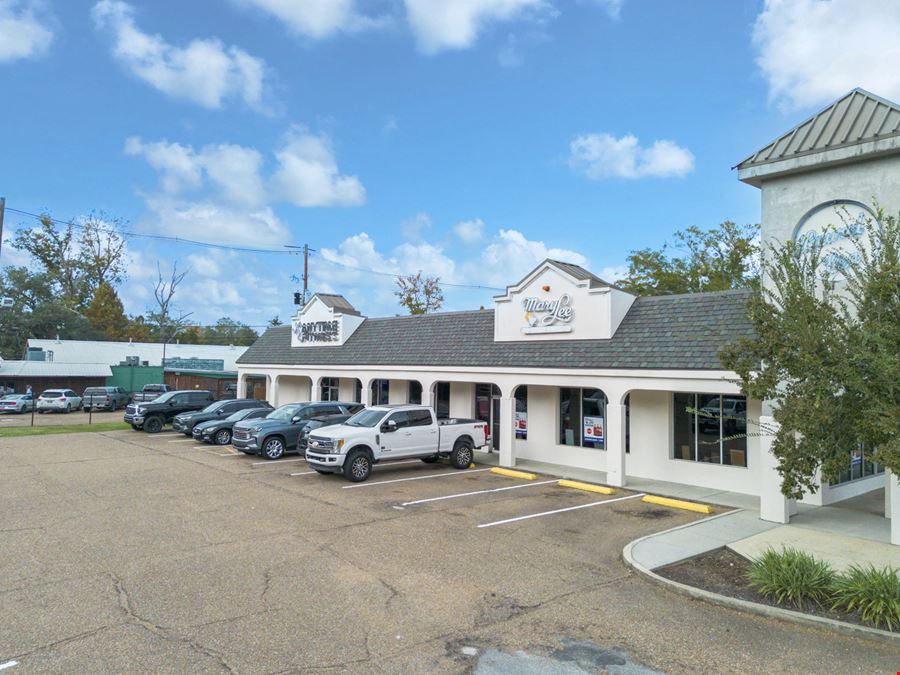 Staring Hill Shopping Center: 1,080 SF Endcap Suite along Highland Road