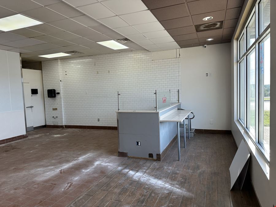 1,755 SF Restaurant / Retail Building For Lease in St Robert
